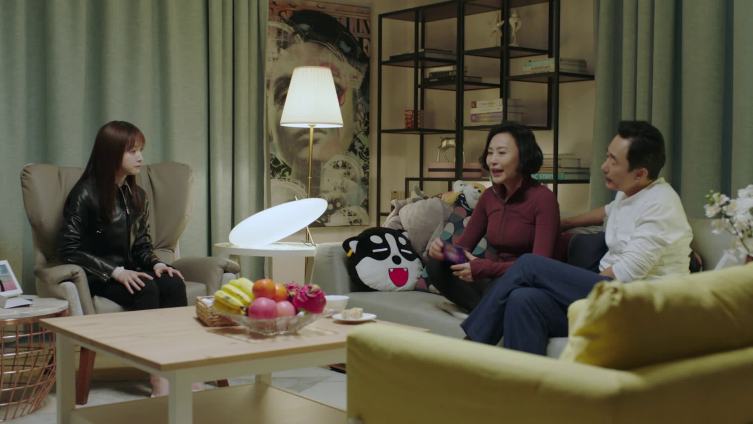 #正青春# @吴谨言 的爸爸妈妈太可爱了,不仅当着小鱼的面各种秀恩爱撒狗粮,甚至还要张罗着